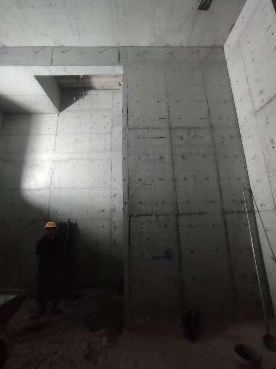 英山墙上开槽钢筋断了有影响吗
